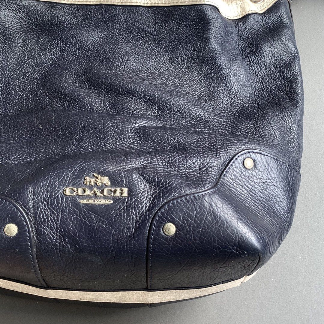 Coach Leather 2 way (Category: Cross-body Bags) located in Cavite. Submitted by baguette_bae (Listing ID 1467651015, Image 3). Description: Sign of usage, rubber lining Need wash sa loob ng bag.
