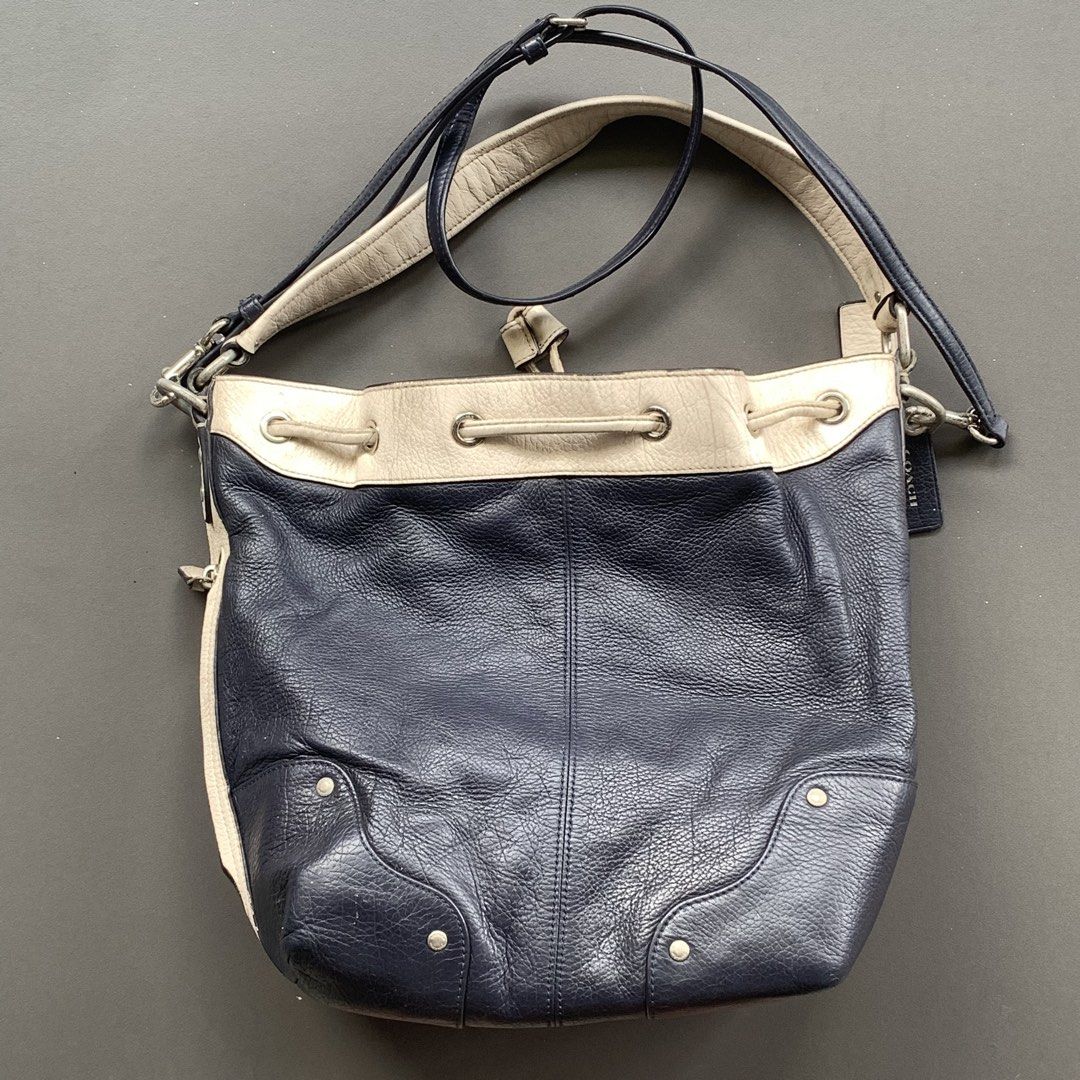 Coach Leather 2 way (Category: Cross-body Bags) located in Cavite. Submitted by baguette_bae (Listing ID 1467651015, Image 2). Description: Sign of usage, rubber lining Need wash sa loob ng bag.