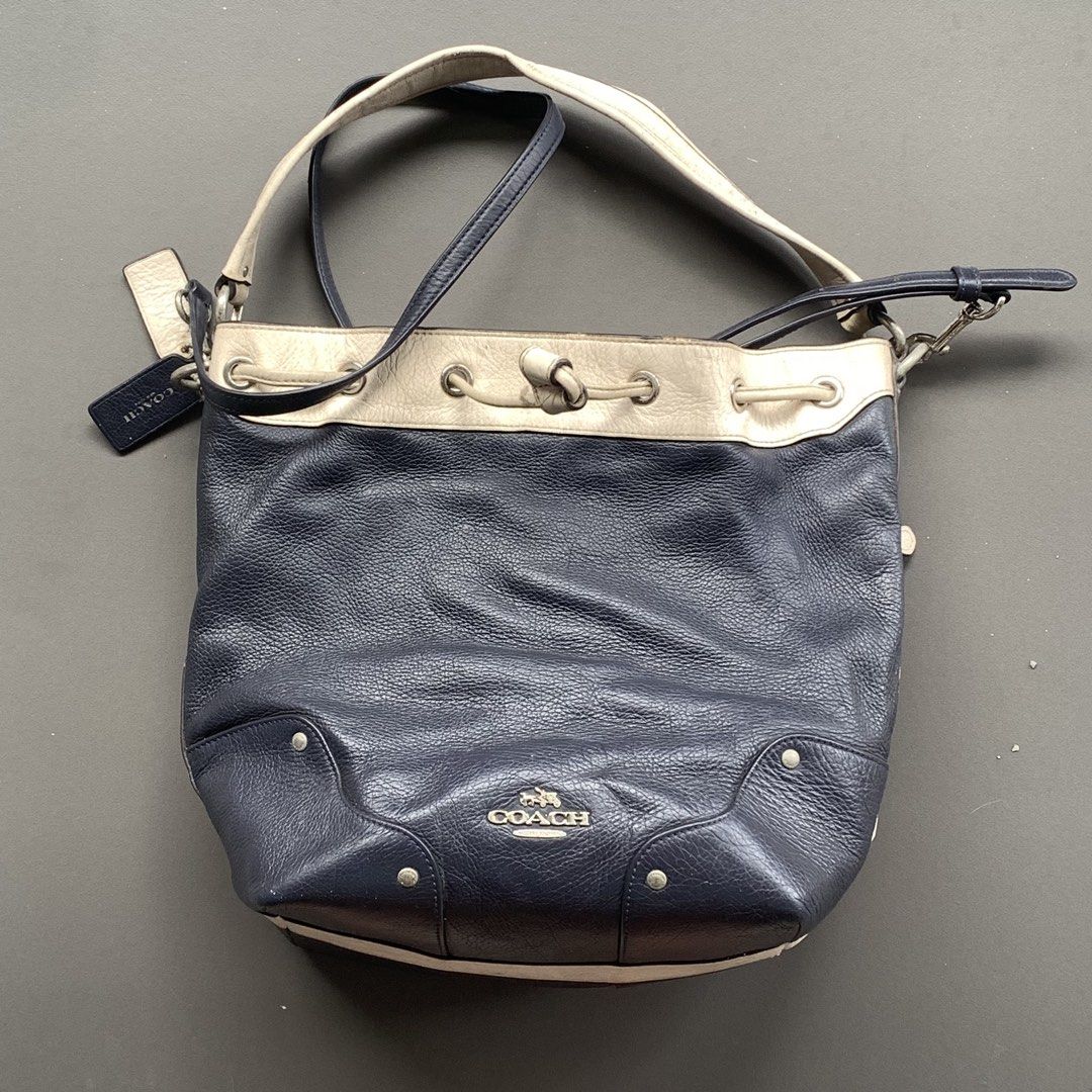 Coach Leather 2 way (Category: Cross-body Bags) located in Cavite. Submitted by baguette_bae (Listing ID 1467651015, Image 1). Description: Sign of usage, rubber lining Need wash sa loob ng bag.
