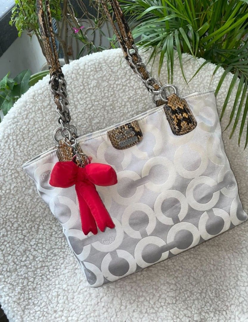 Coach Madison OpArt Python Print Trim Tote (Category: Tote Bags) located in Bulacan. Submitted by bagzandboujee_ (Listing ID 1467795716, Image 1). Description: Coach Madison OpArt Python Print Trim Tote ʀᴀɴᴋ ᴀʙ ᴘʜᴘ ♥︎ 2,200 ♥︎ ᴀʟʟ ꜱᴀʟᴇꜱ ᴀʀᴇ ꜰɪɴᴀʟ ᴋɪɴᴅʟʏ ʀᴇᴠɪᴇᴡ ᴀʟʟ ᴘʜᴏᴛᴏꜱ & ᴅᴇꜱᴄʀɪᴘᴛɪᴏɴ ʙᴇꜰᴏʀᴇ ᴘᴜʀᴄʜᴀꜱɪɴɢ. ᴄʜᴀʀᴍꜱ | ᴀᴄᴄᴇꜱꜱᴏʀʏ | ᴇxᴛᴇɴᴅᴇʀ ɴᴏᴛ ɪɴᴄʟᴜᴅᴇᴅ ꜰᴏʀ ᴅɪꜱᴘʟᴀʏ ᴘʜᴏᴛᴏ ᴘᴜʀᴘᴏꜱᴇꜱ ᴏɴʟʏ.