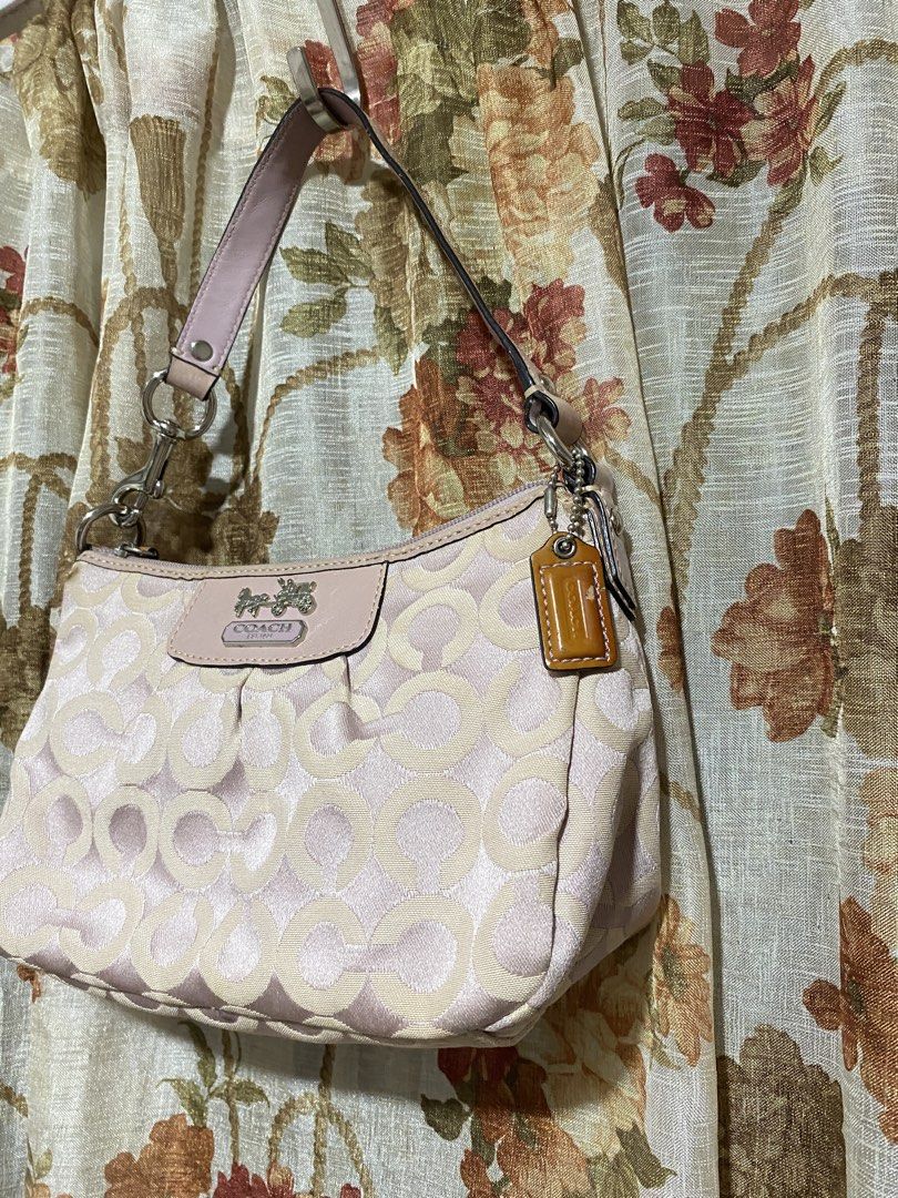 Coach Madison Vintage Bag (Category: Shoulder Bags) located in Muntinlupa City. Submitted by lovefrenzie (Listing ID 1467764104, Image 3). Description: Coach Madison In Lilac Pastel color 9/10 Good condition Creed may Bakbak please see photos Free sf via jnt Alabang location .