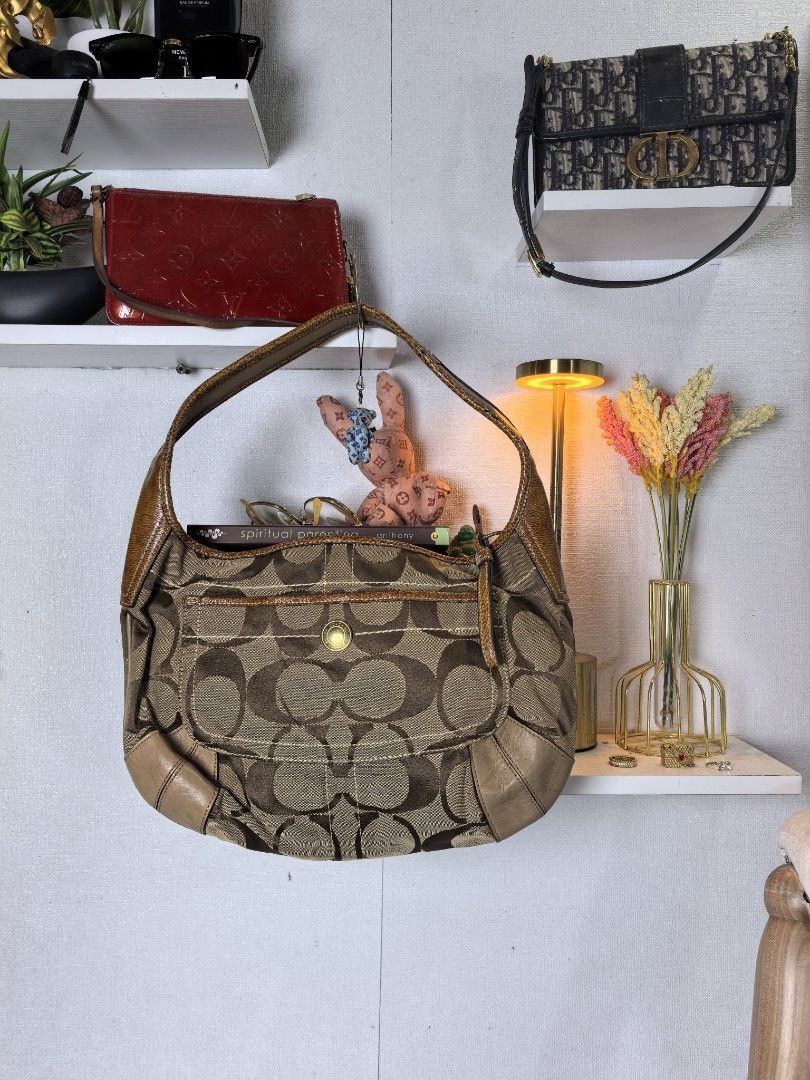 Coach monogam kilkil (Category: Luxury Bags & Wallets) located in Baguio. Submitted by ashzachary (Listing ID 1467742922, Image 2). Description: Coach monogam kilkil bag Condition :Excellent condition Color rate 10/10 Size :Medium semi large No issues No flaws Super ganda sa personal Pm. More details Good quality Plsss 📌No Bogus 📌No return MOP What you see is what you get PALAWAN, CEBUNA GCASH AND BDO Reminder😊 We're selling thrifted clothes s