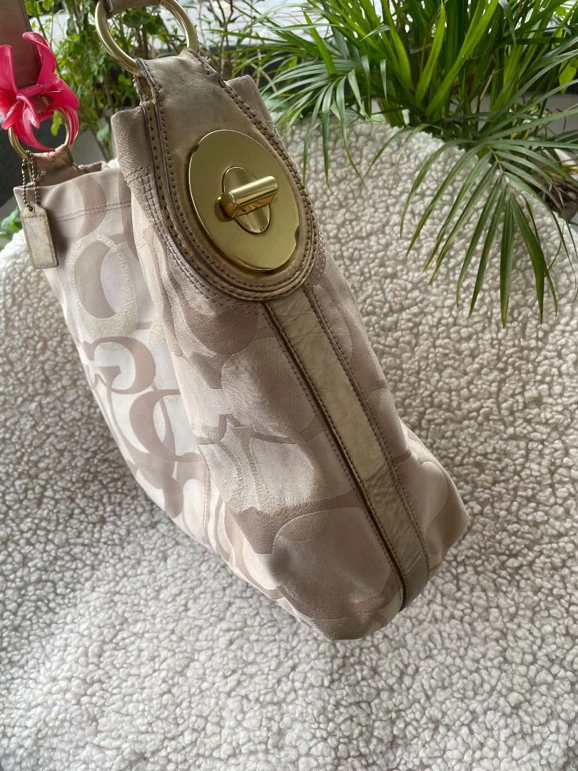 Coach Penelope Optic Art Hobo (Category: Shoulder Bags) located in Bulacan. Submitted by bagzandboujee_ (Listing ID 1467791357, Image 3). Description: Coach Penelope Optic Art Hobo ʀᴀɴᴋ ᴀʙ ᴘʜᴘ ♥︎ 2,200 signs of usage on metallic leather oxidation on hardwares ♥︎ ᴀʟʟ ꜱᴀʟᴇꜱ ᴀʀᴇ ꜰɪɴᴀʟ ᴋɪɴᴅʟʏ ʀᴇᴠɪᴇᴡ ᴀʟʟ ᴘʜᴏᴛᴏꜱ & ᴅᴇꜱᴄʀɪᴘᴛɪᴏɴ ʙᴇꜰᴏʀᴇ ᴘᴜʀᴄʜᴀꜱɪɴɢ. ᴄʜᴀʀᴍꜱ | ᴀᴄᴄᴇꜱꜱᴏʀʏ | ᴇxᴛᴇɴᴅᴇʀ ɴᴏᴛ ɪɴᴄʟᴜᴅᴇᴅ ꜰᴏʀ ᴅɪꜱᴘʟᴀʏ ᴘʜᴏᴛᴏ ᴘᴜʀᴘᴏꜱᴇꜱ ᴏɴʟʏ.