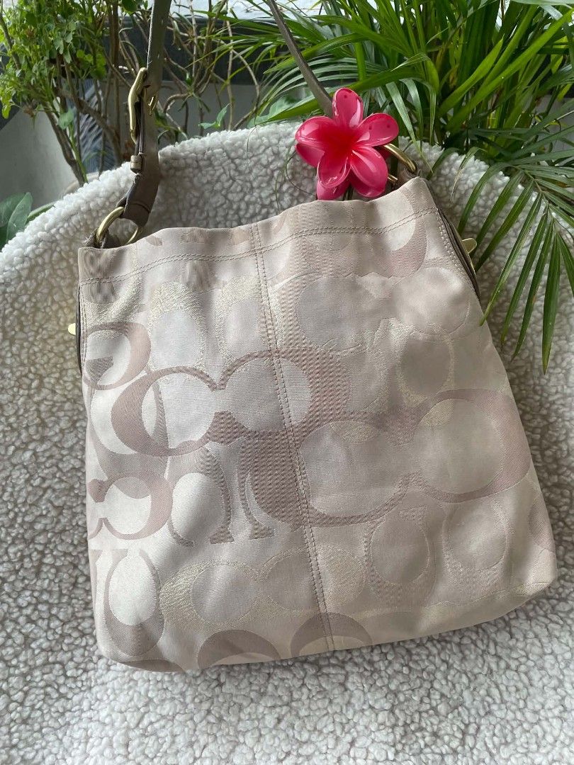 Coach Penelope Optic Art Hobo (Category: Shoulder Bags) located in Bulacan. Submitted by bagzandboujee_ (Listing ID 1467791357, Image 2). Description: Coach Penelope Optic Art Hobo ʀᴀɴᴋ ᴀʙ ᴘʜᴘ ♥︎ 2,200 signs of usage on metallic leather oxidation on hardwares ♥︎ ᴀʟʟ ꜱᴀʟᴇꜱ ᴀʀᴇ ꜰɪɴᴀʟ ᴋɪɴᴅʟʏ ʀᴇᴠɪᴇᴡ ᴀʟʟ ᴘʜᴏᴛᴏꜱ & ᴅᴇꜱᴄʀɪᴘᴛɪᴏɴ ʙᴇꜰᴏʀᴇ ᴘᴜʀᴄʜᴀꜱɪɴɢ. ᴄʜᴀʀᴍꜱ | ᴀᴄᴄᴇꜱꜱᴏʀʏ | ᴇxᴛᴇɴᴅᴇʀ ɴᴏᴛ ɪɴᴄʟᴜᴅᴇᴅ ꜰᴏʀ ᴅɪꜱᴘʟᴀʏ ᴘʜᴏᴛᴏ ᴘᴜʀᴘᴏꜱᴇꜱ ᴏɴʟʏ.