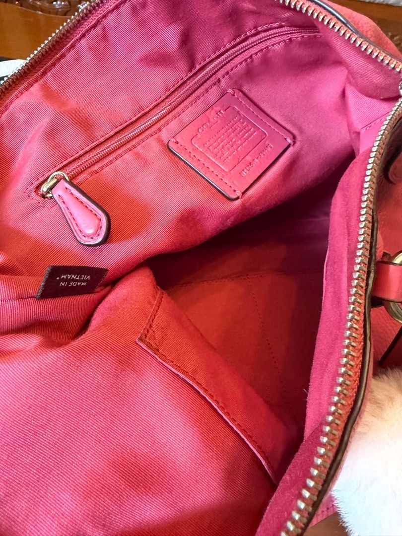 Authentic Coach Kelsey Pink Leather Shoulder Bag Satchel (Category: Shoulder Bags) located in Santiago. Submitted by yrellagnoihsaf (Listing ID 1467633704, Image 2). Description: Coach Small Kelsey Satchel in vintage pink or old rose ✅ AUTHENTIC ✅ W/ SIGNS OF USAGE MINIMAL RUBS ON BOTTOM PARTS ONLY ✅ L 13” H 9” W 2” ✅ BODY BAG OR SHOULDER BAG ❤️accessories not included Pm me for details ❣️❣️❣️.