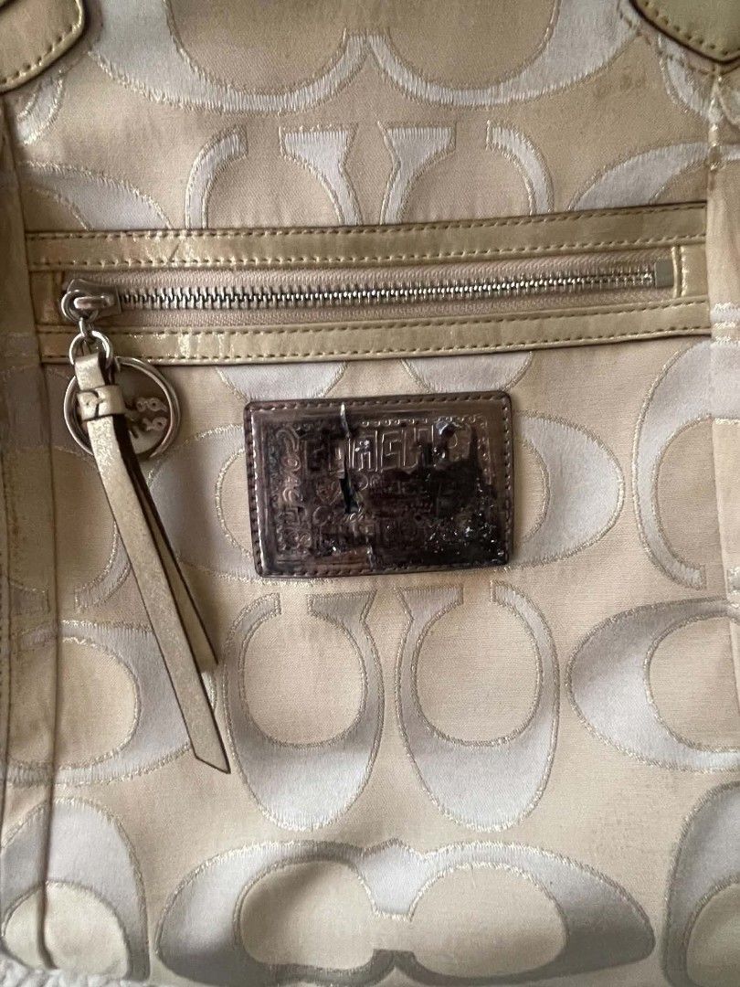 Coach Poppy (Category: Tote Bags) located in Bulacan. Submitted by bagzandboujee_ (Listing ID 1467793954, Image 2). Description: ♥︎ ᴀʟʟ ꜱᴀʟᴇꜱ ᴀʀᴇ ꜰɪɴᴀʟ ᴋɪɴᴅʟʏ ʀᴇᴠɪᴇᴡ ᴀʟʟ ᴘʜᴏᴛᴏꜱ & ᴅᴇꜱᴄʀɪᴘᴛɪᴏɴ ʙᴇꜰᴏʀᴇ ᴘᴜʀᴄʜᴀꜱɪɴɢ. ᴄʜᴀʀᴍꜱ | ᴀᴄᴄᴇꜱꜱᴏʀʏ | ᴇxᴛᴇɴᴅᴇʀ ɴᴏᴛ ɪɴᴄʟᴜᴅᴇᴅ ꜰᴏʀ ᴅɪꜱᴘʟᴀʏ ᴘʜᴏᴛᴏ ᴘᴜʀᴘᴏꜱᴇꜱ ᴏɴʟʏ.