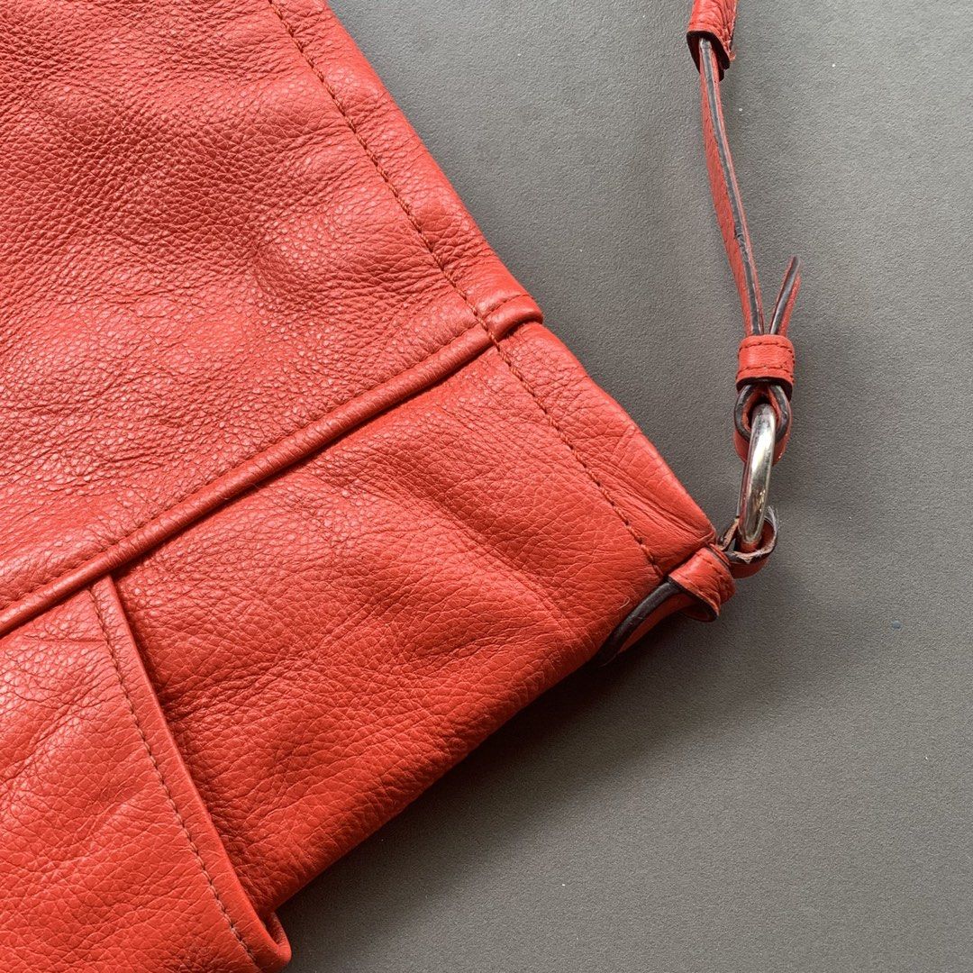 Coach Red Leather (Category: Shoulder Bags) located in Cavite. Submitted by baguette_bae (Listing ID 1467650007, Image 3). Description: Sign of usage .