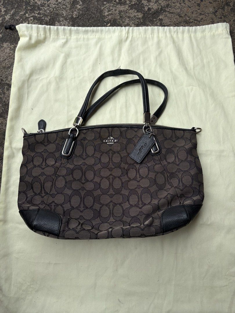 Coach Signature C Monogram Tote Shoulder Bag (Category: Luxury Bags & Wallets) located in Baguio. Submitted by thriftedbaguio (Listing ID 1467730552, Image 1). Description: Very Good Condition Signs of Use.