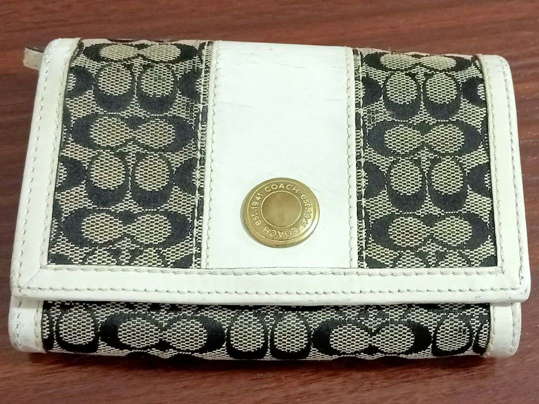 Coach Signature C Tri-Fold Wallet White (Category: Wallets & Card holders) located in Siniloan. Submitted by treyyasonlineshop (Listing ID 1467713540, Image 1). Description: medium size bifold walllet.