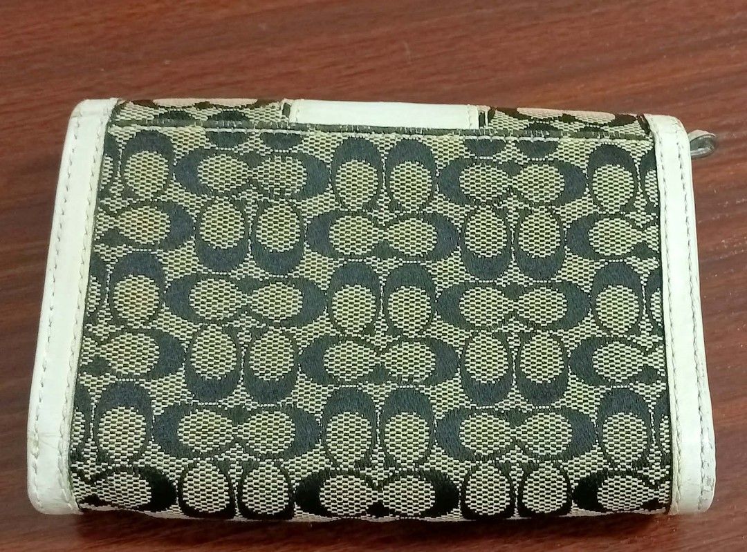 Coach Signature C Tri-Fold Wallet White (Category: Wallets & Card holders) located in Siniloan. Submitted by treyyasonlineshop (Listing ID 1467713540, Image 2). Description: medium size bifold walllet.