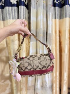 (Category: ) located in . Submitted by chicpickcloset_ (Listing ID 1467709918, Image 1). Description: .