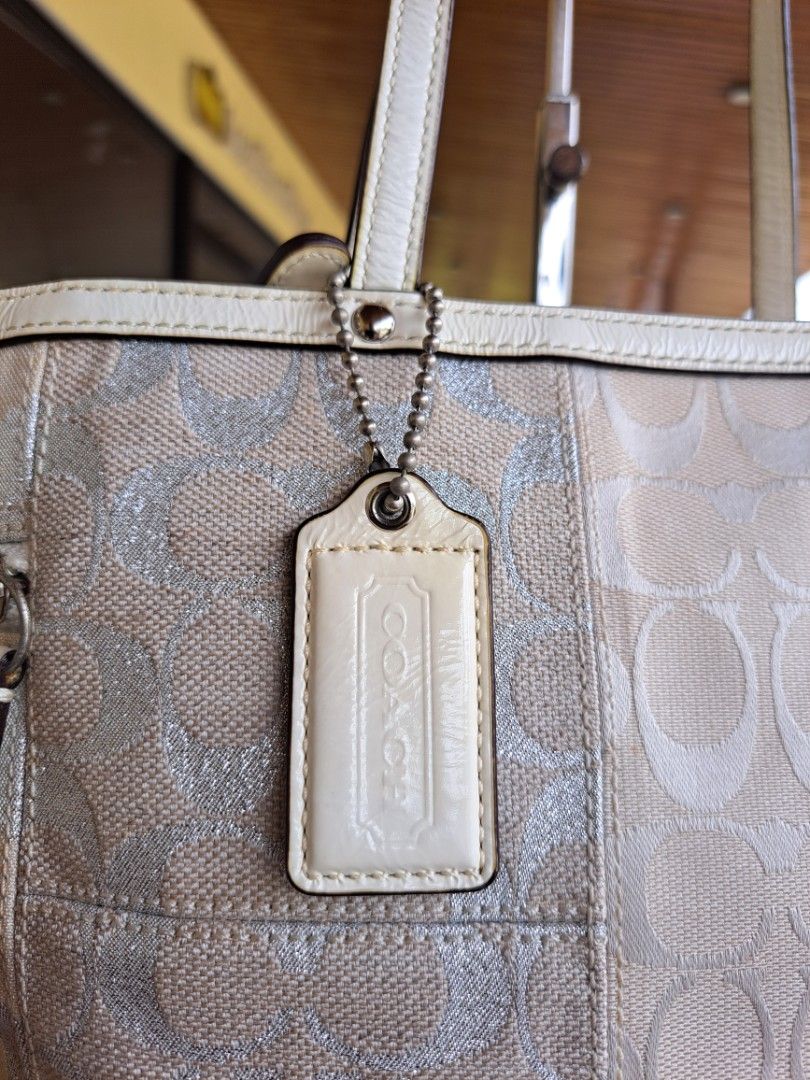Coach Signature Patchwork Tote Bag (Category: Luxury Bags & Wallets) located in Tagum. Submitted by luxestreetbags (Listing ID 1467785956, Image 2). Description: Ganda ‼️🤗 Authentic/Original Coach Signature Patchwork Tote Bag, Pre-owned ‼️‼️👜👜 Made in China With code Ykk zipper In pretty condition 😻😻 very minimal sign of use only.. 🥰Please zoom in and zoom out to appreciate and to know the actual condition of the item Legit online seller si
