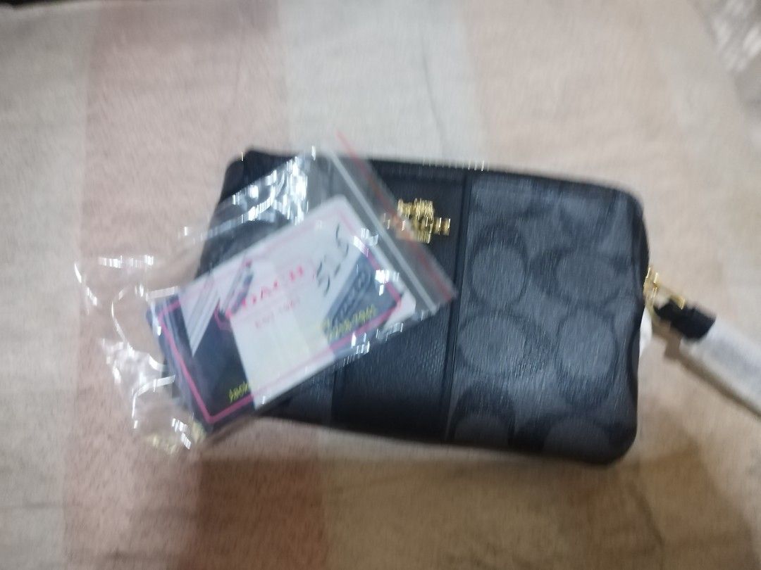 Coach Signature Print Pouch Black (Category: Purses & Pouches) located in Cavite. Submitted by truehawk_7cdcf9 (Listing ID 1467623898, Image 1). Description: selling this pouch made in vietnam brand new pick up in Gen Trials Cavite.