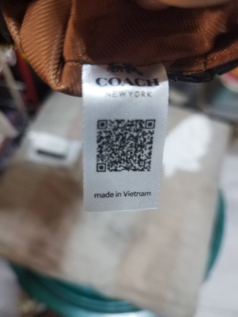 Coach Signature Print Pouch Black (Category: Purses & Pouches) located in Cavite. Submitted by truehawk_7cdcf9 (Listing ID 1467623898, Image 2). Description: selling this pouch made in vietnam brand new pick up in Gen Trials Cavite.