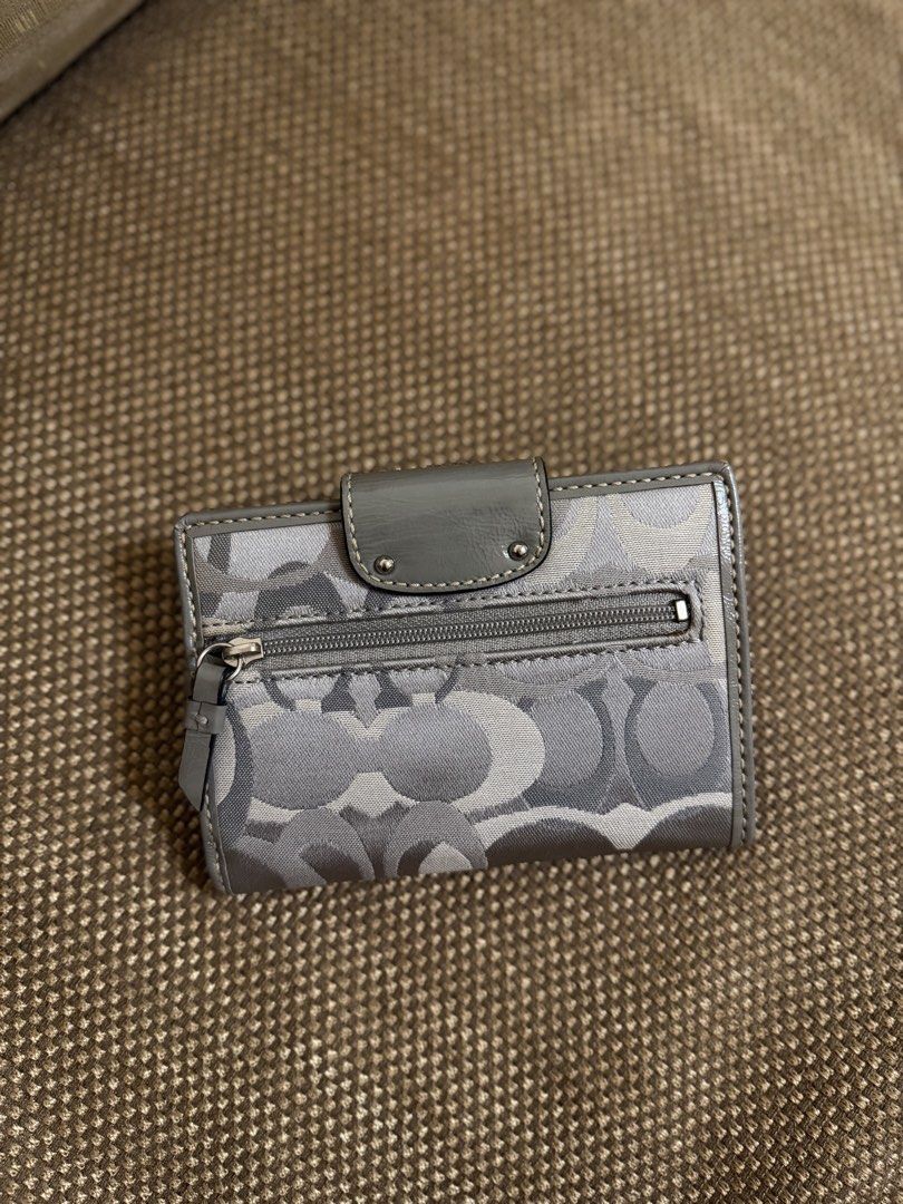 Coach Signature Turnlock Wallet (Category: Luxury Bags & Wallets) located in Guagua. Submitted by ellehcarrr (Listing ID 1467677632, Image 2). Description: Coach Signature Turnlock P3800 slightly nego + shipping * Pre-loved - good condition * Authentic Coach • DM for details 📍pampanga loc 📍jnt shipping .