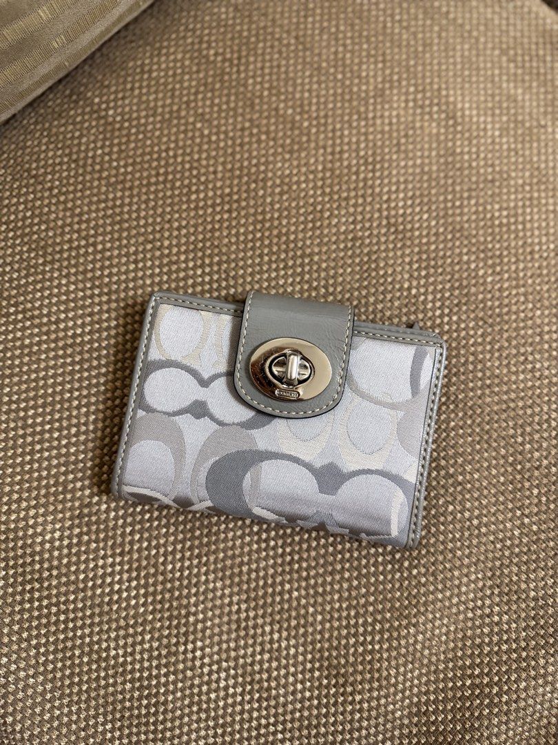 Coach Signature Turnlock Wallet (Category: Luxury Bags & Wallets) located in Guagua. Submitted by ellehcarrr (Listing ID 1467677632, Image 1). Description: Coach Signature Turnlock P3800 slightly nego + shipping * Pre-loved - good condition * Authentic Coach • DM for details 📍pampanga loc 📍jnt shipping .