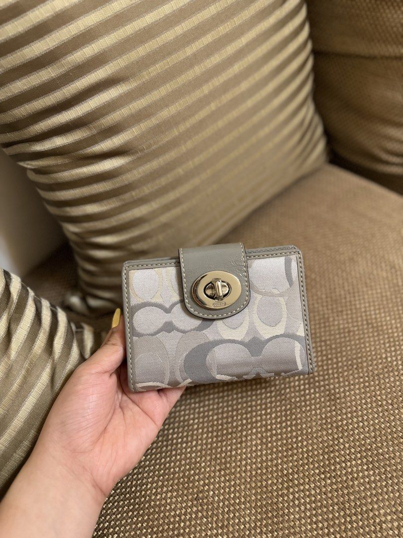 Coach Signature Turnlock Wallet (Category: Luxury Bags & Wallets) located in Guagua. Submitted by ellehcarrr (Listing ID 1467677632, Image 3). Description: Coach Signature Turnlock P3800 slightly nego + shipping * Pre-loved - good condition * Authentic Coach • DM for details 📍pampanga loc 📍jnt shipping .