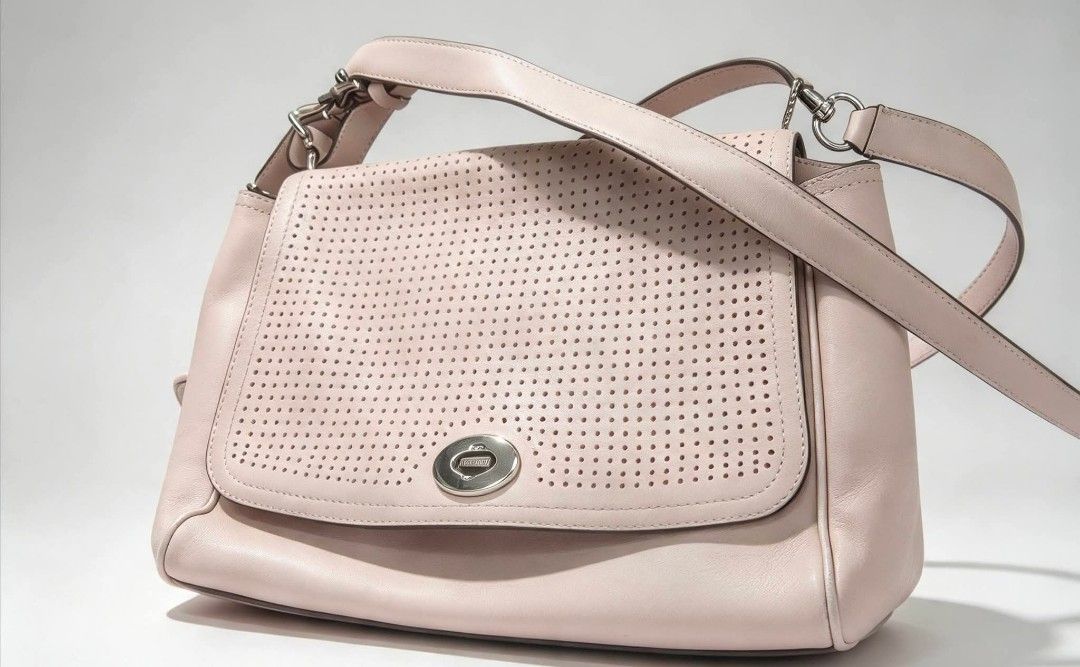 Coach sling bag (Category: Cross-body Bags) located in Iloilo. Submitted by khonz (Listing ID 1467683779, Image 1). Description: no flaw.