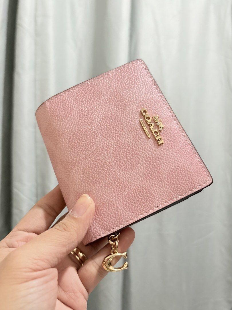 Coach Snap Wallet Small - Powder Pink (Category: Wallets & Card holders) located in Valenzuela. Submitted by hjuaneza22 (Listing ID 1467817353, Image 1). Description: .