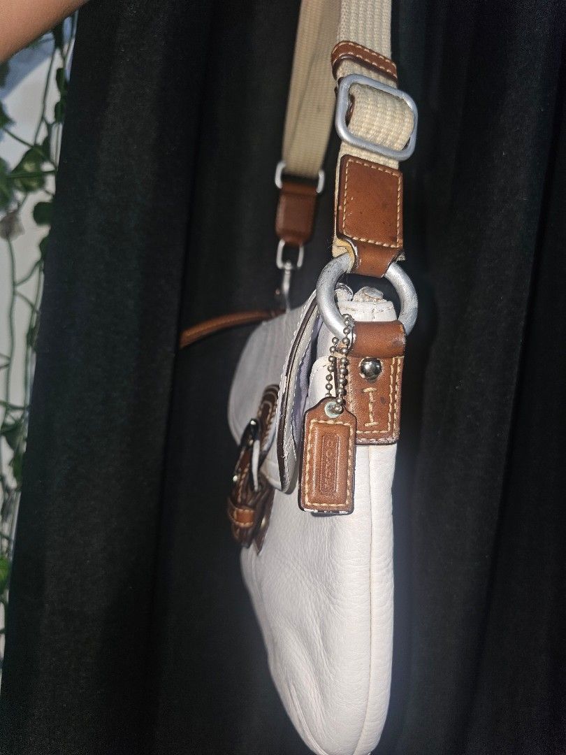 Coach soho flap White Leather Bag (Category: Cross-body Bags) located in Marikina City. Submitted by lalala60325 (Listing ID 1467772354, Image 3). Description: Good condition, sign 0f usage in leather replaced strap Can send vid for bag condition No return No refund..