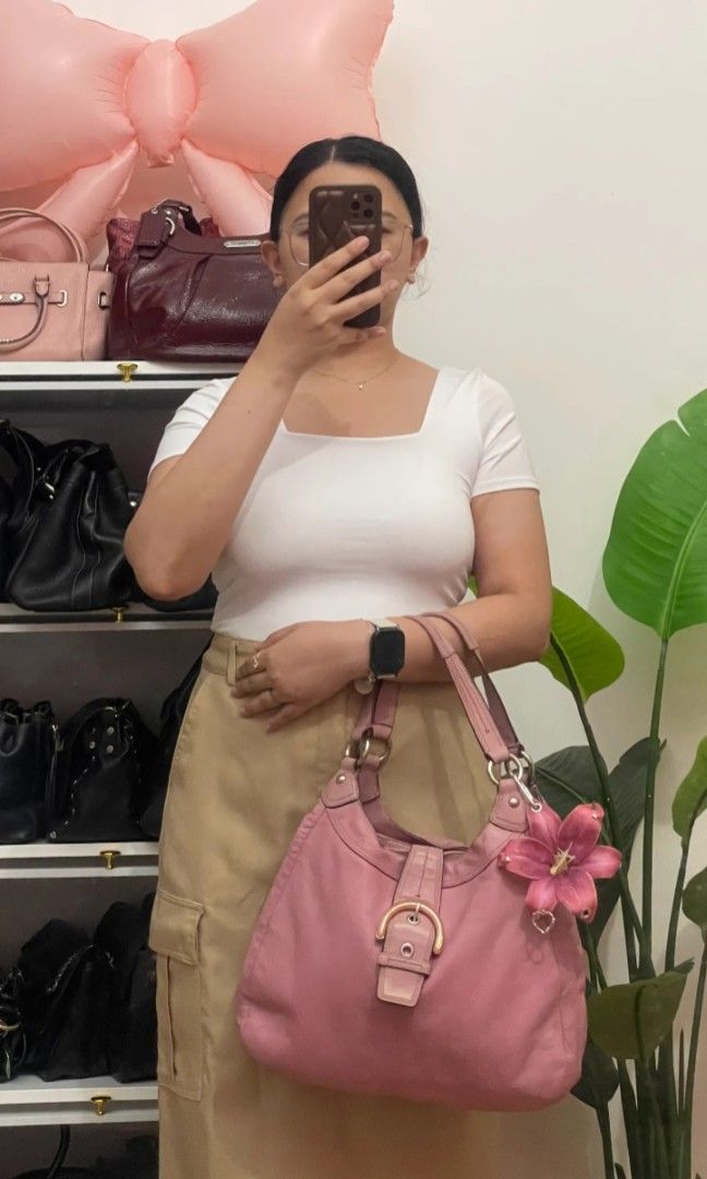 Coach Soho Lynn Large Hobo (Authentic/OG) (Category: Luxury Bags & Wallets) located in General Trias. Submitted by _roseandcarry (Listing ID 1467708945, Image 3). Description: Coach Soho Lynn Hobo - Pink 🏷️ Style Code: F17092 (2011) 🔎 Authenticity: Authentic/OG 🇯🇵 sourced 👉🏻 Issues: Light scuffs, and rubbed corners. Peeling and cracked edge paint along the top and straps. Intact lining w/ minor stains inside. 💰 Price: ₱4,500 • Materials: H