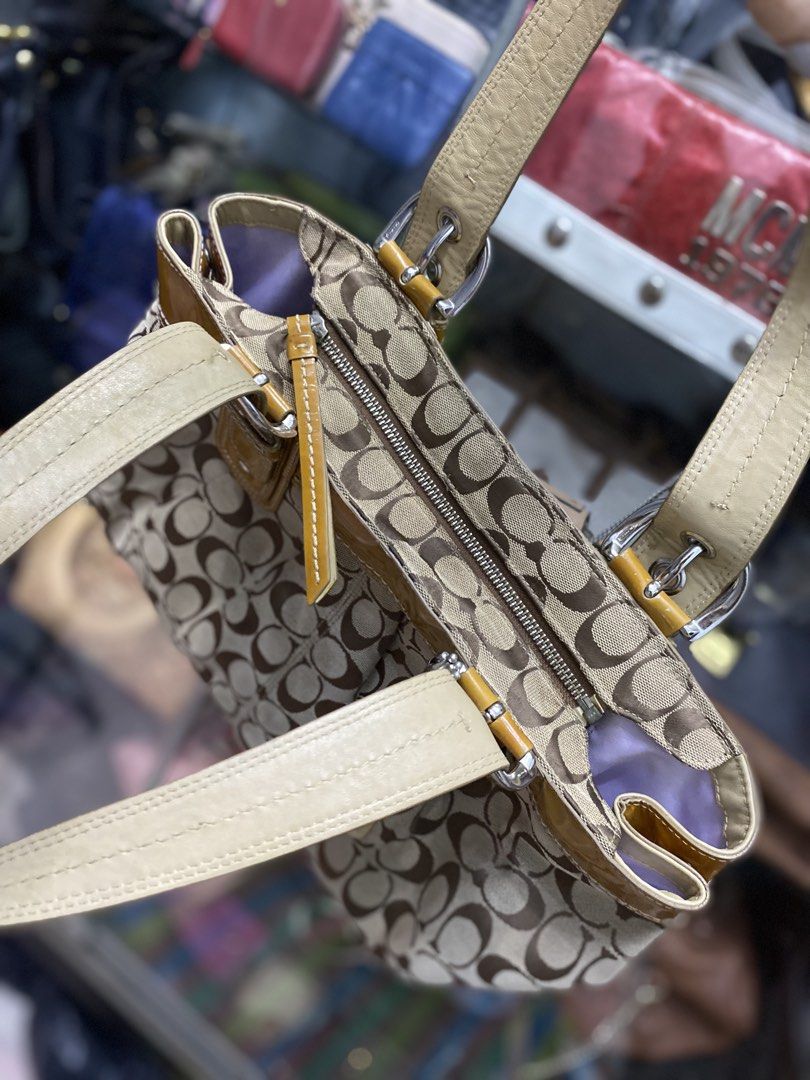 Coach soho pleated (Category: Luxury Bags & Wallets) located in San Mateo. Submitted by kluxuryy (Listing ID 1467664119, Image 3). Description: OFFER YOUR PRICE NEGOTIABLE Pls see last 3pics .