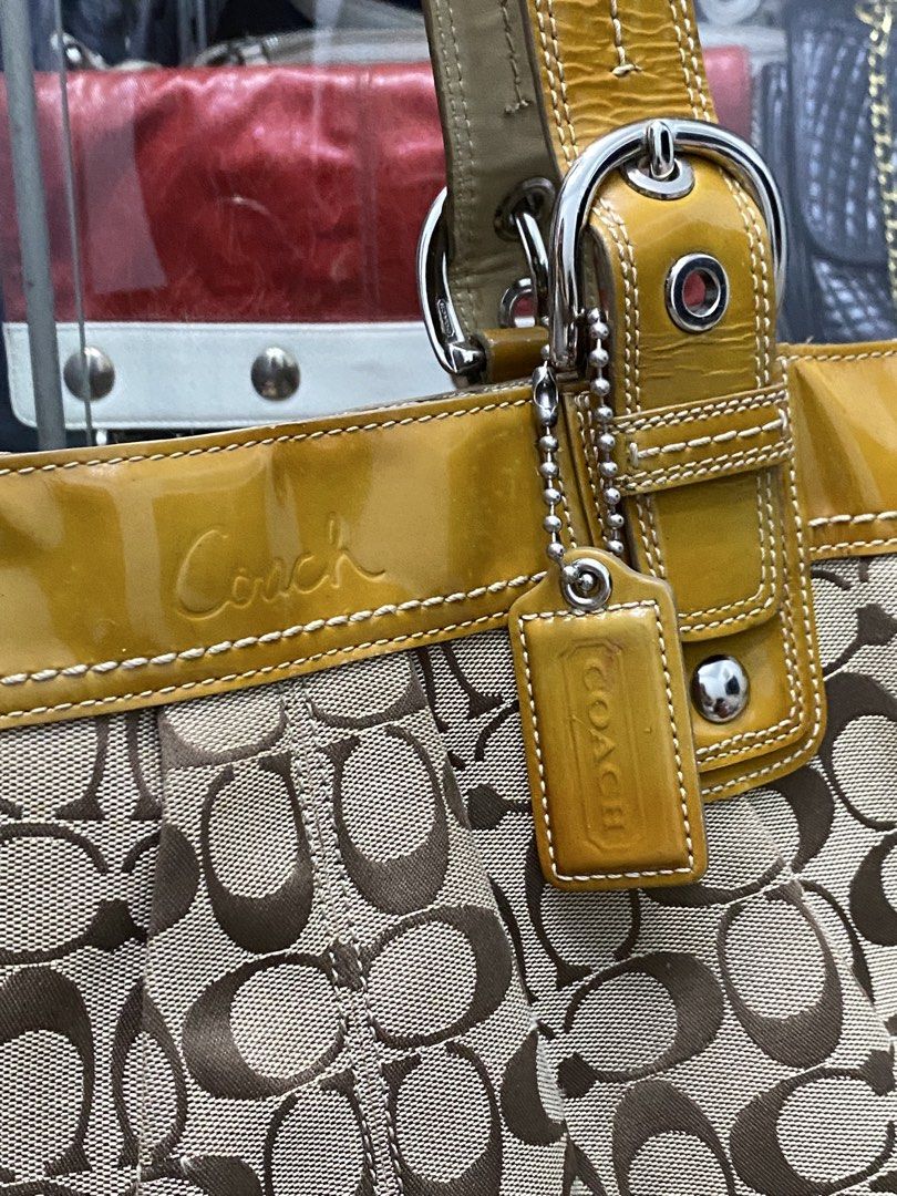 Coach soho pleated (Category: Luxury Bags & Wallets) located in San Mateo. Submitted by kluxuryy (Listing ID 1467664119, Image 2). Description: OFFER YOUR PRICE NEGOTIABLE Pls see last 3pics .