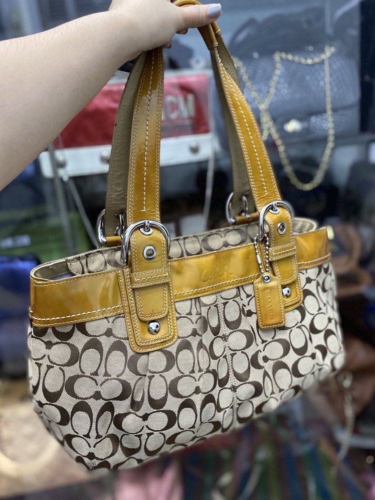 Coach soho pleated (Category: Luxury Bags & Wallets) located in San Mateo. Submitted by kluxuryy (Listing ID 1467664119, Image 1). Description: OFFER YOUR PRICE NEGOTIABLE Pls see last 3pics .