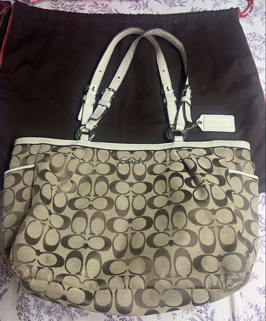 Coach Tote (Category: Shoulder Bags) located in Makati City. Submitted by heyitscesss (Listing ID 1467751859, Image 1). Description: with flaws dm me for more details .