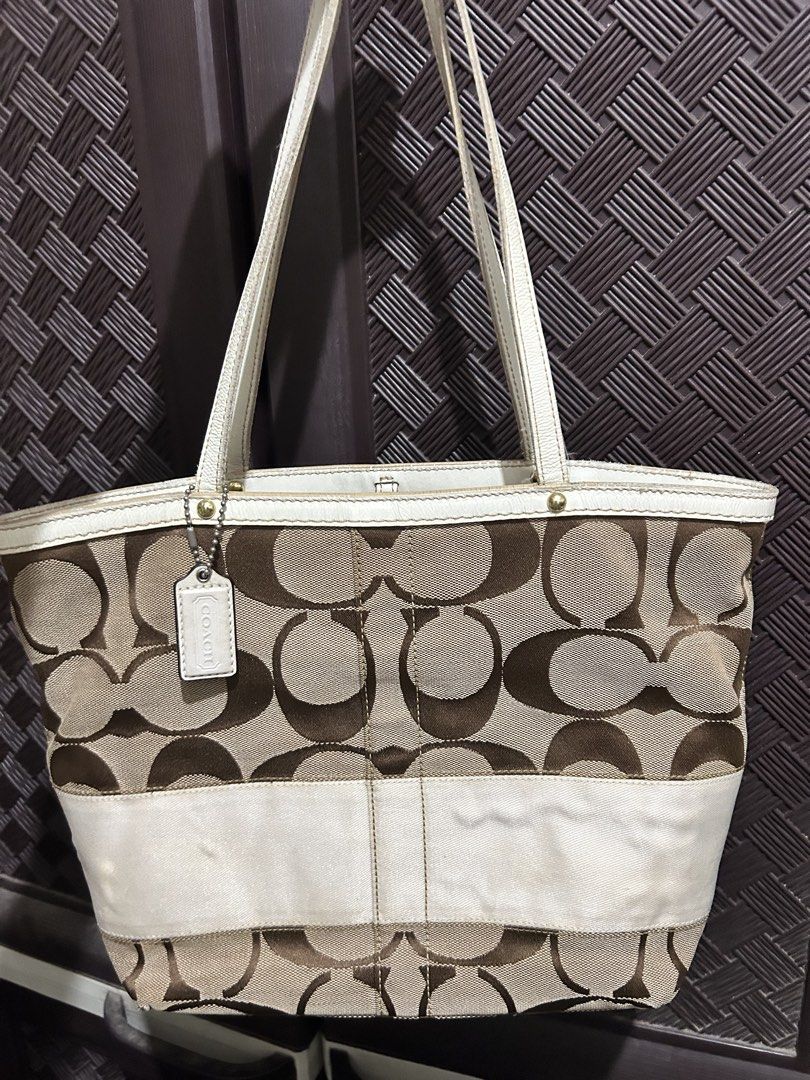 coach tote (Category: Tote Bags) located in Manila. Submitted by charmeofficial (Listing ID 1467762160, Image 1). Description: .