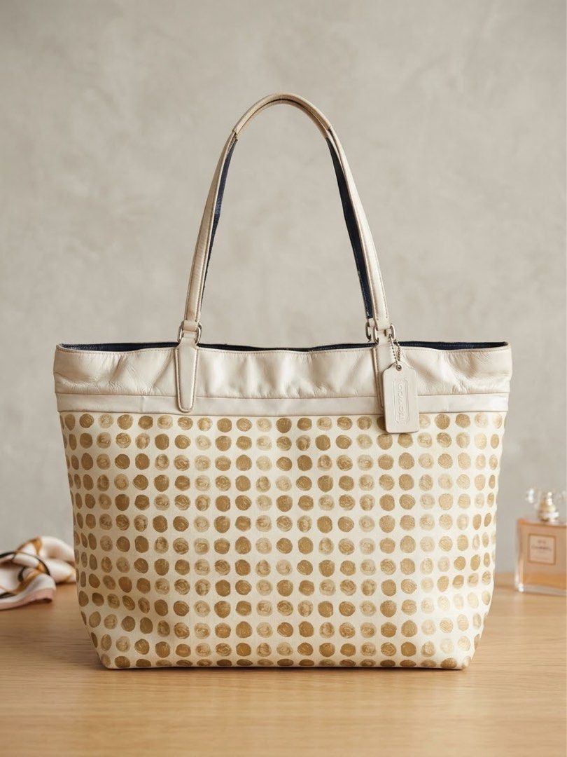 COACH TOTE BAG (Category: Tote Bags) located in Quezon City. Submitted by okcaaai (Listing ID 1467676707, Image 1). Description: 👜 Coach Tote Bag ✨ Good as new .