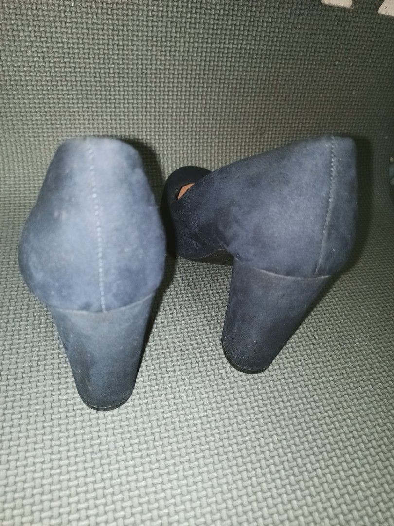 Comfort Plus Navy Blue Block Heel Pumps Size 8 (Category: Heels) located in Manila. Submitted by ettenaej28 (Listing ID 1467714350, Image 2). Description: Comfort Plus block heel pumps in dark navy blue. Size 8 indicated on inner sole and bottom outsole. Chunky block heel style for stable walking. Suede-like material finish. Cushioned inner sole with visible wear patterns on the padding. Bottom soles show moderate usage scuffs..