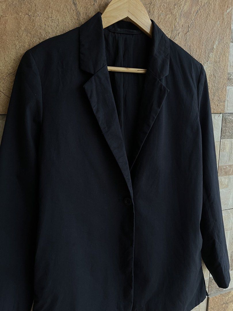 COS - “ SINGLE BUTTON “ BLAZER (Category: Coats, Jackets and Outerwear) located in Bacolod City. Submitted by timelessbyjosh (Listing ID 1467697899, Image 2). Description: BEST FOR FORMAL OUTFITS SIZE : 34 ACTUAL COLOR : NAVY BLUE COLOR RATE : 9. 5 OUT OF 10 CONDITION : EXCELLENT MATERIAL : 100 % COTTON ( BODY ) & 100 % COTTON ( LINING ) & 100 % POLYESTER ( SLEEVE LINING ) MADE IN : ROMANIA FLAWS : NONE DIMENSIONS LENGTH - 28 WIDTH ( ARMPIT TO AR