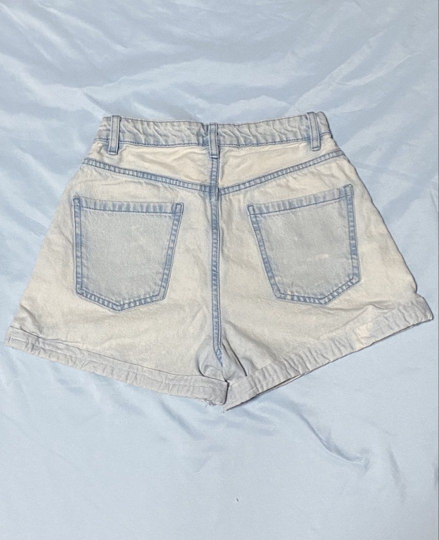 Cotton On High Flashback Short Light Wash Denim (Category: Shorts) located in Paranaque City. Submitted by pomeloluvr (Listing ID 1467685861, Image 2). Description: - Brand: Cotton On - Size: AU/UK 6 (USA 2, EUR 34) - Wash: Light acid wash with stylish distressed patches - Fit: High-rise with rolled cuffs - Details: Classic 5-pocket design, metal button closure, and belt loops - Condition: Great everyday piece for hot weather.