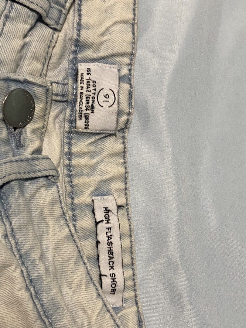 Cotton On High Flashback Short Light Wash Denim (Category: Shorts) located in Paranaque City. Submitted by pomeloluvr (Listing ID 1467685861, Image 3). Description: - Brand: Cotton On - Size: AU/UK 6 (USA 2, EUR 34) - Wash: Light acid wash with stylish distressed patches - Fit: High-rise with rolled cuffs - Details: Classic 5-pocket design, metal button closure, and belt loops - Condition: Great everyday piece for hot weather.