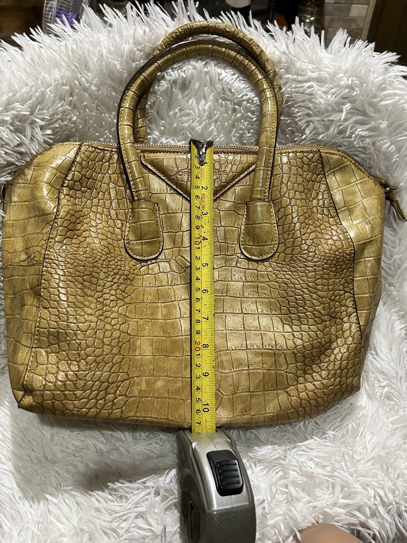 Crocodile Ladies Bag (Category: Shoulder Bags) located in Pasig City. Submitted by minminreyn (Listing ID 1467747084, Image 3). Description: Crocodile Ladies Preloved Condition Issue nasa harap ng bag W/etiketa No sling Strap Made in korea Cavite Jnt or lalamove Gcash payment.