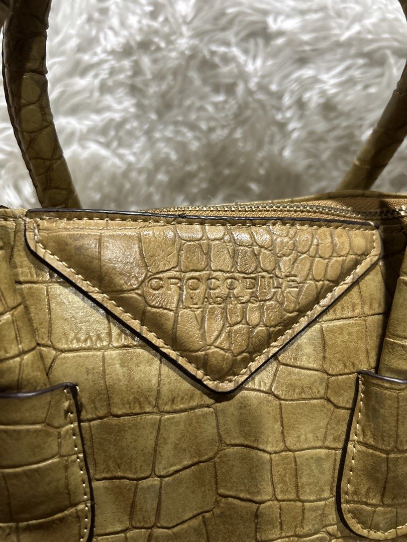Crocodile Ladies Bag (Category: Shoulder Bags) located in Pasig City. Submitted by minminreyn (Listing ID 1467747084, Image 2). Description: Crocodile Ladies Preloved Condition Issue nasa harap ng bag W/etiketa No sling Strap Made in korea Cavite Jnt or lalamove Gcash payment.