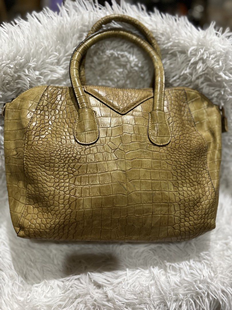 Crocodile Ladies Bag (Category: Shoulder Bags) located in Pasig City. Submitted by minminreyn (Listing ID 1467747084, Image 1). Description: Crocodile Ladies Preloved Condition Issue nasa harap ng bag W/etiketa No sling Strap Made in korea Cavite Jnt or lalamove Gcash payment.