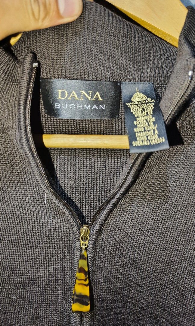 DANA BUCHMAN QUARTER ZIP REMOVABLE SHOULDER PADDED (Category: Coats, Jackets and Outerwear) located in Makati City. Submitted by updownthrift (Listing ID 1467623005, Image 2). Description: NO ISSUE NEED WASH.