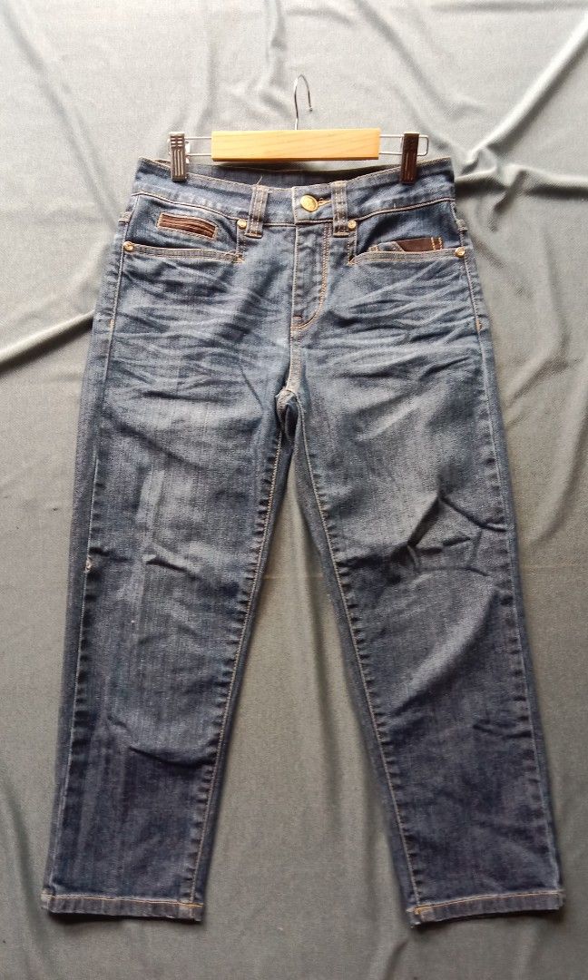 dark wash quarter length denim pants (Category: Jeans) located in Bontoc. Submitted by irene_banganan (Listing ID 1467624686, Image 2). Description: dark wash quarter length denim pants waist: 27" | length: 30" makapal, little stretch no flaws, excellent condition.
