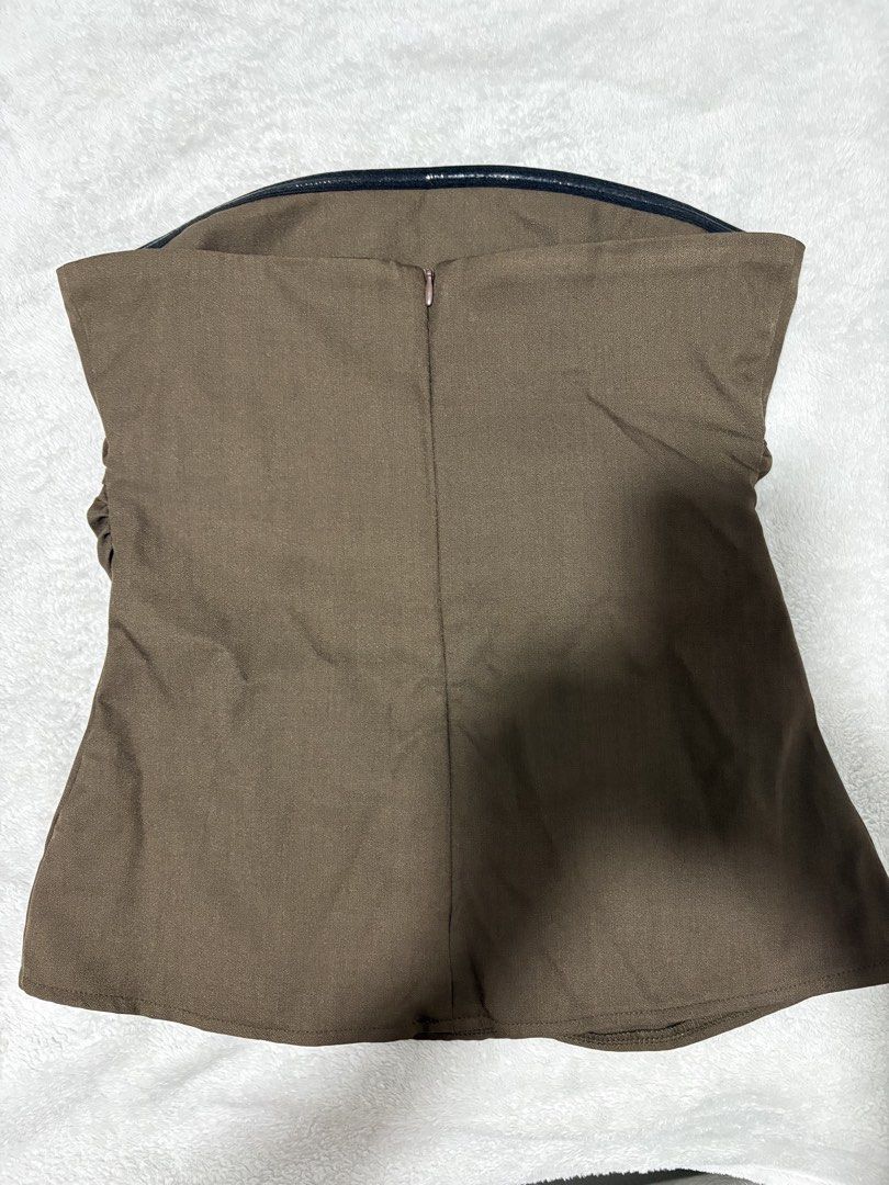 Dazy Brown Tube Top Size S (Category: Sleeveless) located in Quezon City. Submitted by everything99_ (Listing ID 1467764154, Image 3). Description: - Brand: Dazy - Size: S - Color: Brown - Style: Strapless tube top with back zipper closure - Condition: Clean fabric - Versatile basic piece, great for layering or on its own.
