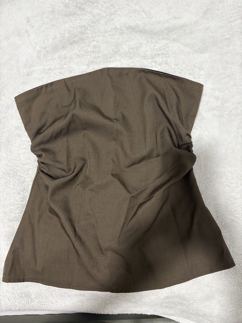 Dazy Brown Tube Top Size S (Category: Sleeveless) located in Quezon City. Submitted by everything99_ (Listing ID 1467764154, Image 1). Description: - Brand: Dazy - Size: S - Color: Brown - Style: Strapless tube top with back zipper closure - Condition: Clean fabric - Versatile basic piece, great for layering or on its own.