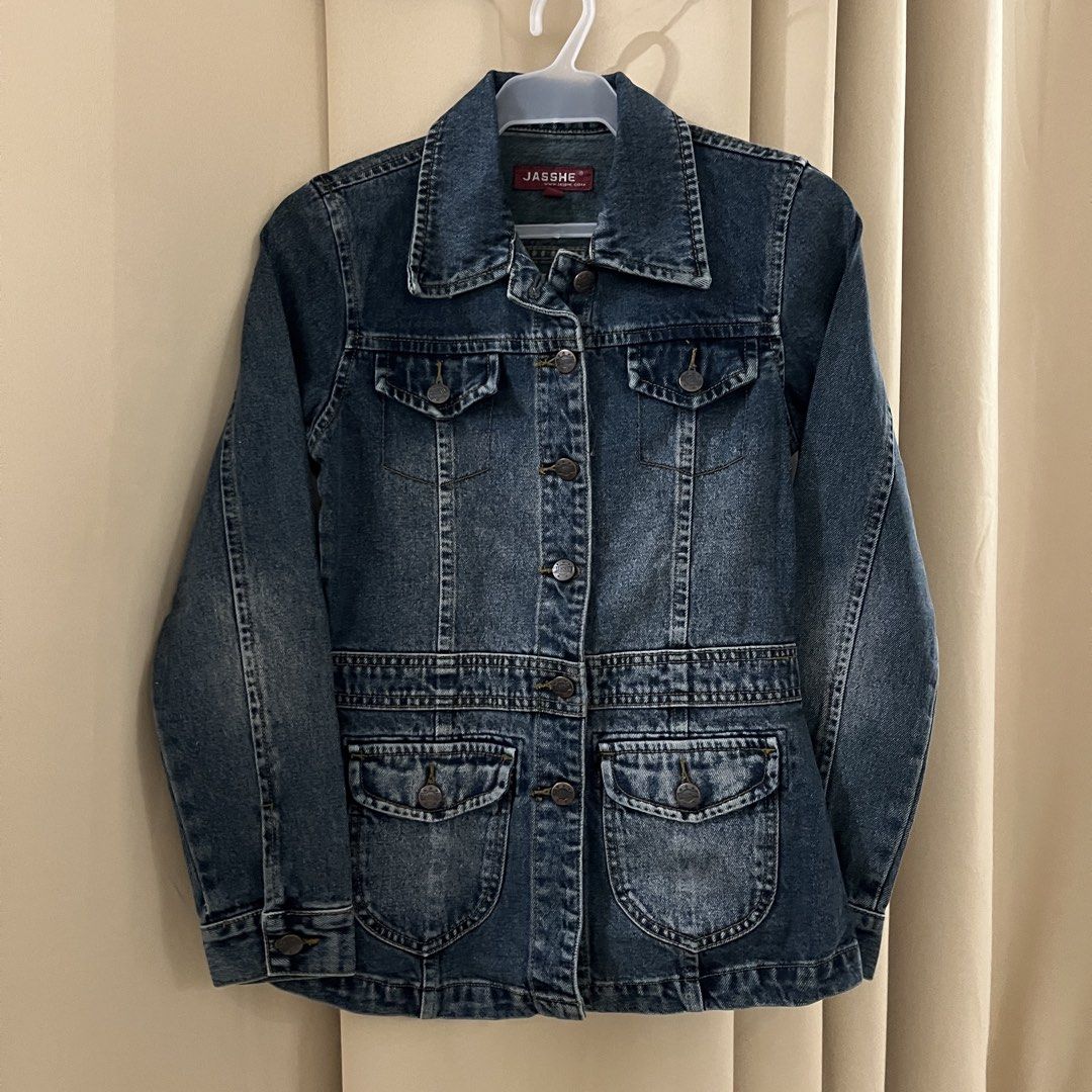 Denim Jacket (Category: Coats, Jackets and Outerwear) located in Manila. Submitted by princess.01.1 (Listing ID 1467734857, Image 1). Description: Unused na stock lang Size small J&t only 75sf.