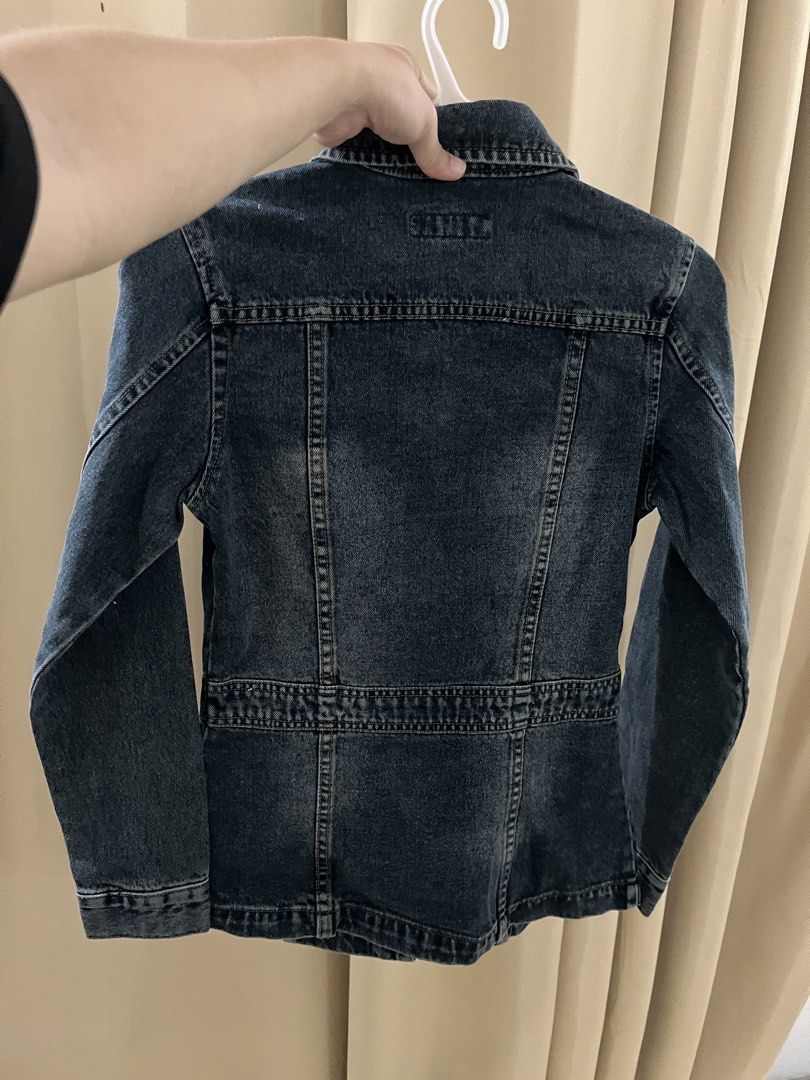 Denim Jacket (Category: Coats, Jackets and Outerwear) located in Manila. Submitted by princess.01.1 (Listing ID 1467734857, Image 3). Description: Unused na stock lang Size small J&t only 75sf.