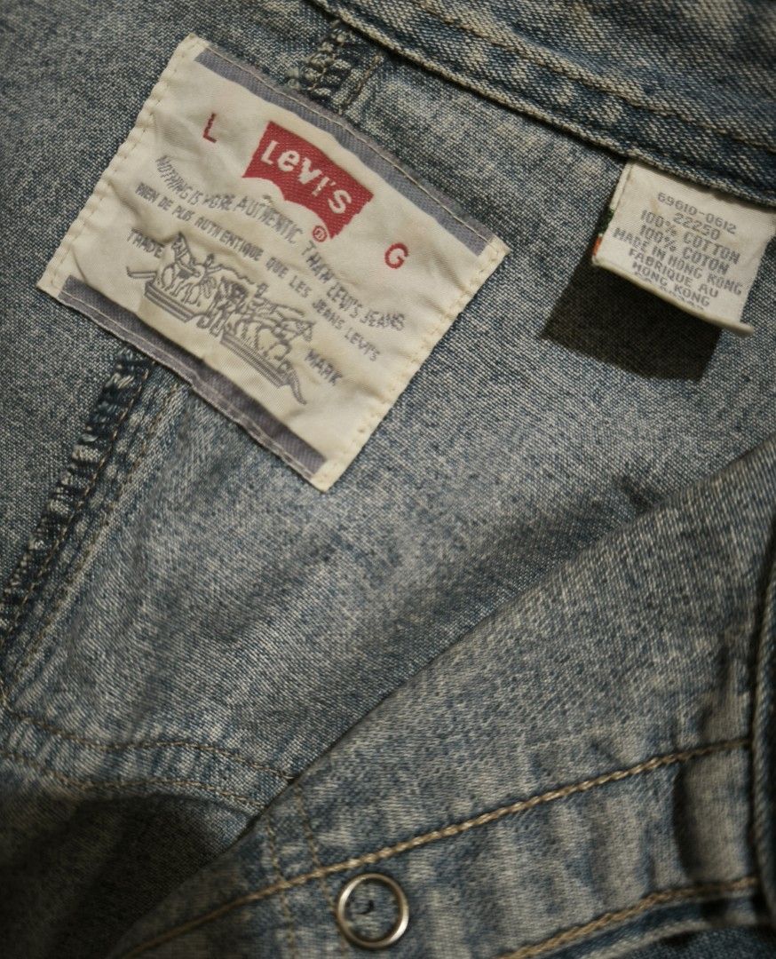 Denim jacket (Levi's) (Category: Coats, Jackets and Outerwear) located in Manila. Submitted by wearforce (Listing ID 1467766871, Image 1). Description: Denim jacket (Levi's) fit: M-L good condition color rate 9/10 449 + sf.