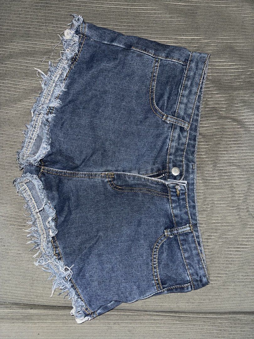 Denim Shorts (Category: Shorts) located in Mandaluyong City. Submitted by smntazia (Listing ID 1467776670, Image 1). Description: Denim Shorts Size: L to XL.
