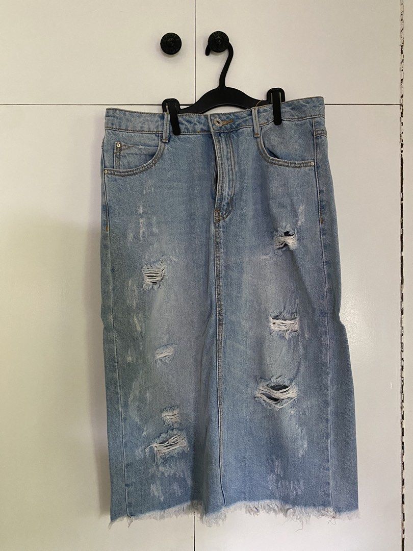 Denim Skirt (Category: Skirts) located in Antipolo. Submitted by prelovedByYsabelle (Listing ID 1467681134, Image 1). Description: Waistline: 28 RFS: Doesnt fit me anymore. Lumaki ako after pregnancy.