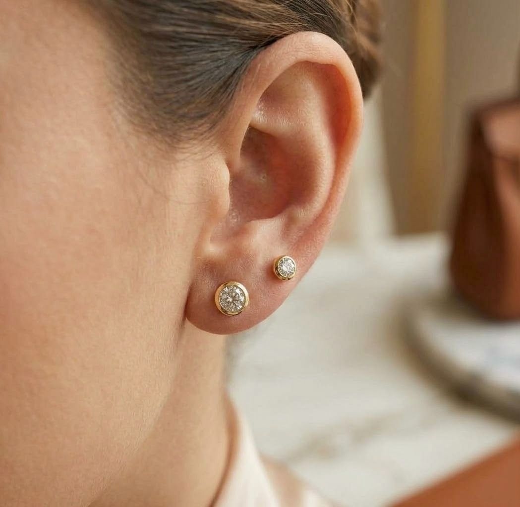 diamond stud earrings SALE gift (Category: Earrings) located in Quezon City. Submitted by luxury_district.korea (Listing ID 1467707511, Image 1). Description: .