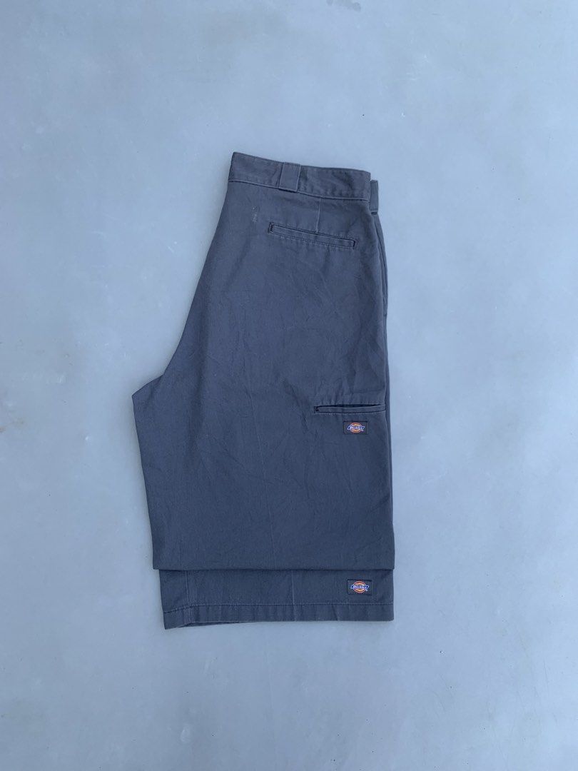 DICKIES CHARCOAL (Category: Shorts) located in Davao. Submitted by thriftninaid (Listing ID 1467753806, Image 1). Description: 🏷️DICKIES) CHARCOAL DBPATCH (LOOSEFITT) WAIST: 40 ON TAG TIGHT:16 LENGHT:27.5 HEM:14 CLAIM PRICE: 950 FREESHIPPED📥.