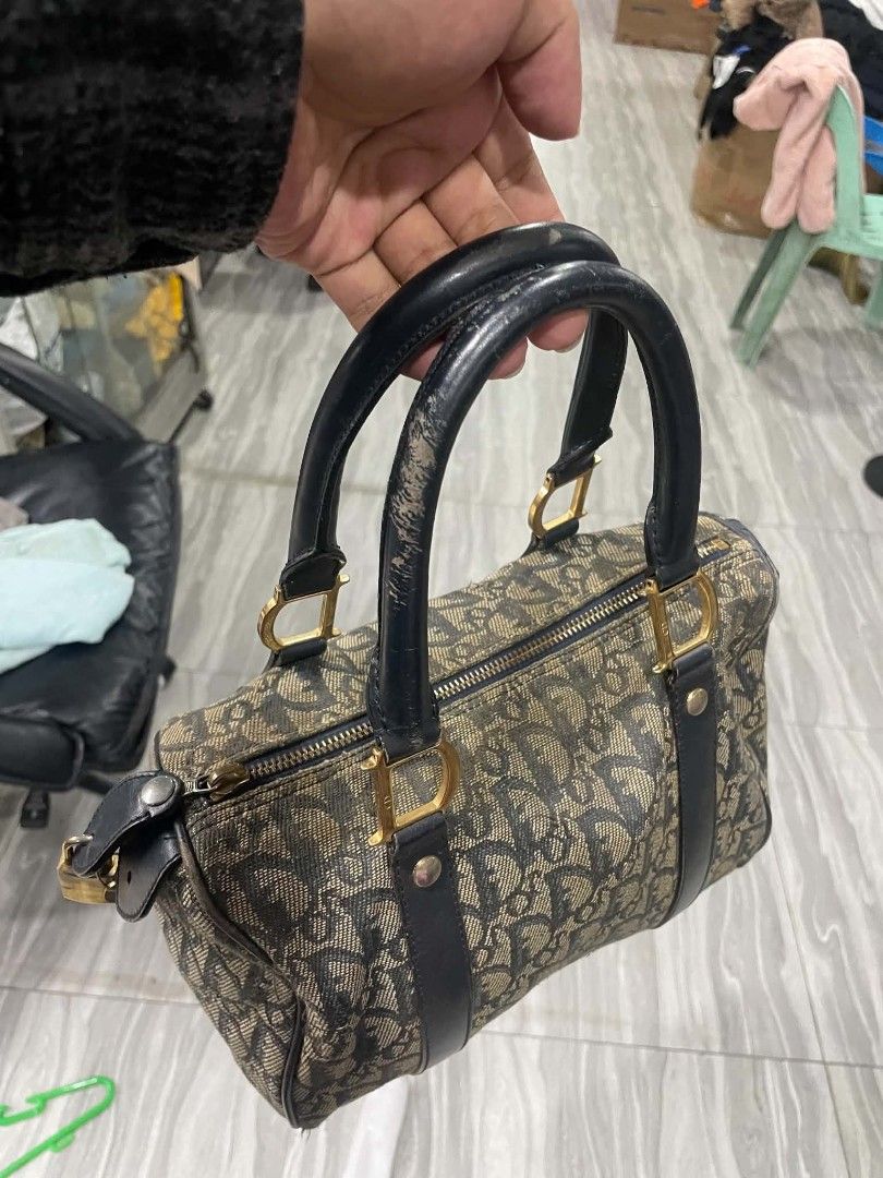 Dior (Category: Luxury Bags & Wallets) located in Baguio. Submitted by smallthingzz_matter (Listing ID 1467725121, Image 2). Description: with key and lock.